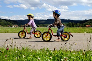 bicikliző-gyerekek