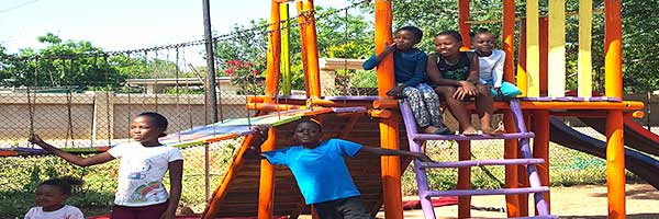 Afrikai óvoda mászóvár figyelő gyerekek